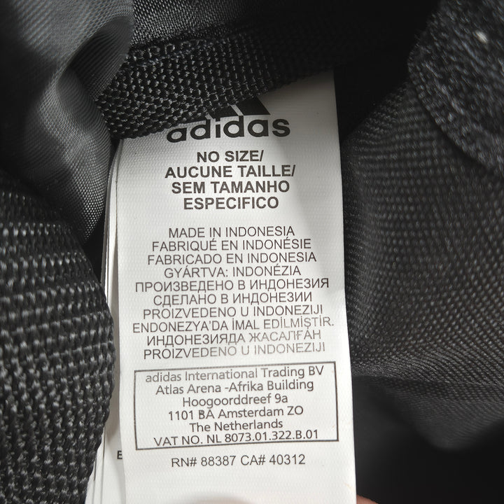 Praktisk Adidas sportväska i textilmaterial