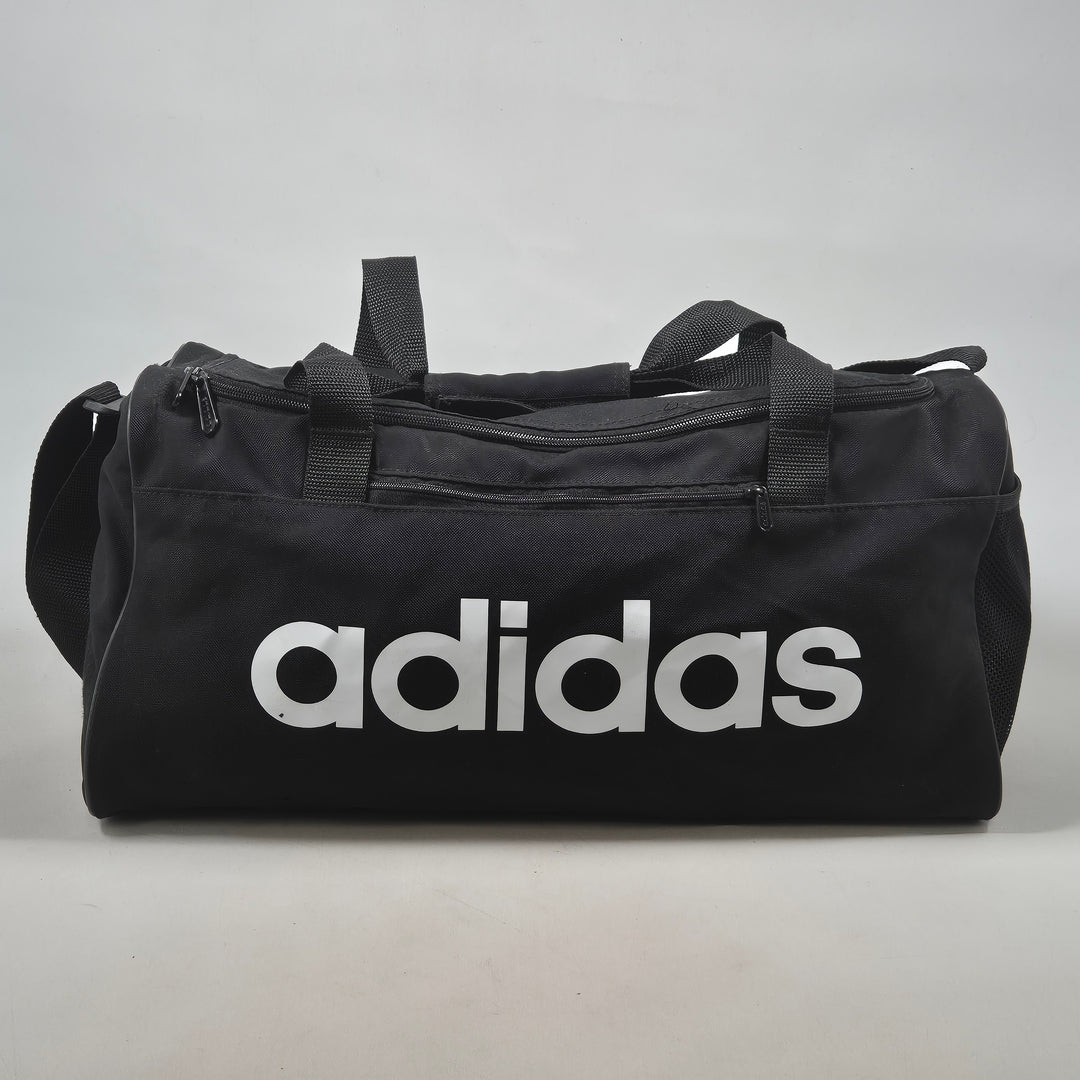Praktisk Adidas sportväska i textilmaterial