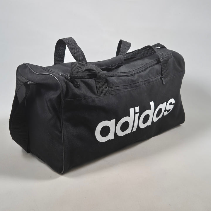 Praktisk Adidas sportväska i textilmaterial