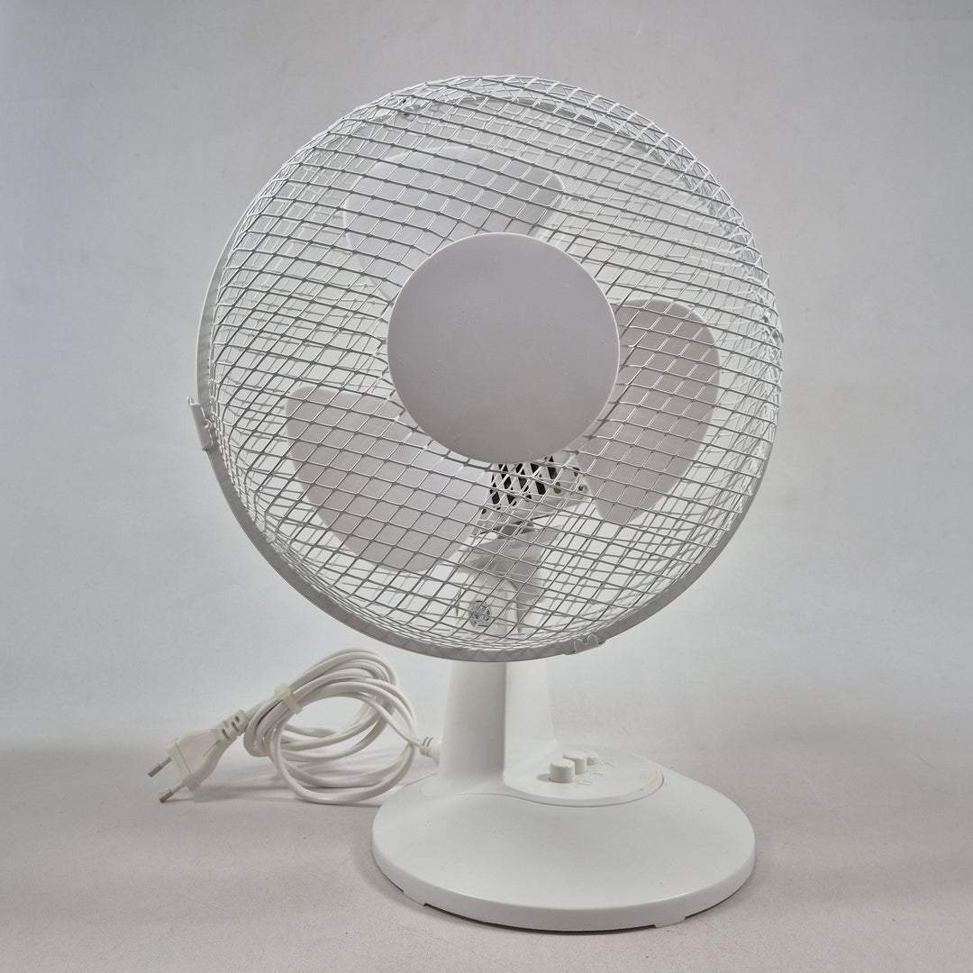 Effektiv Clas Ohlson bordsfläkt i plast och metall