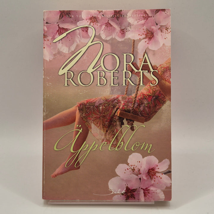 Nora Roberts roman Äppelblom i gott skick