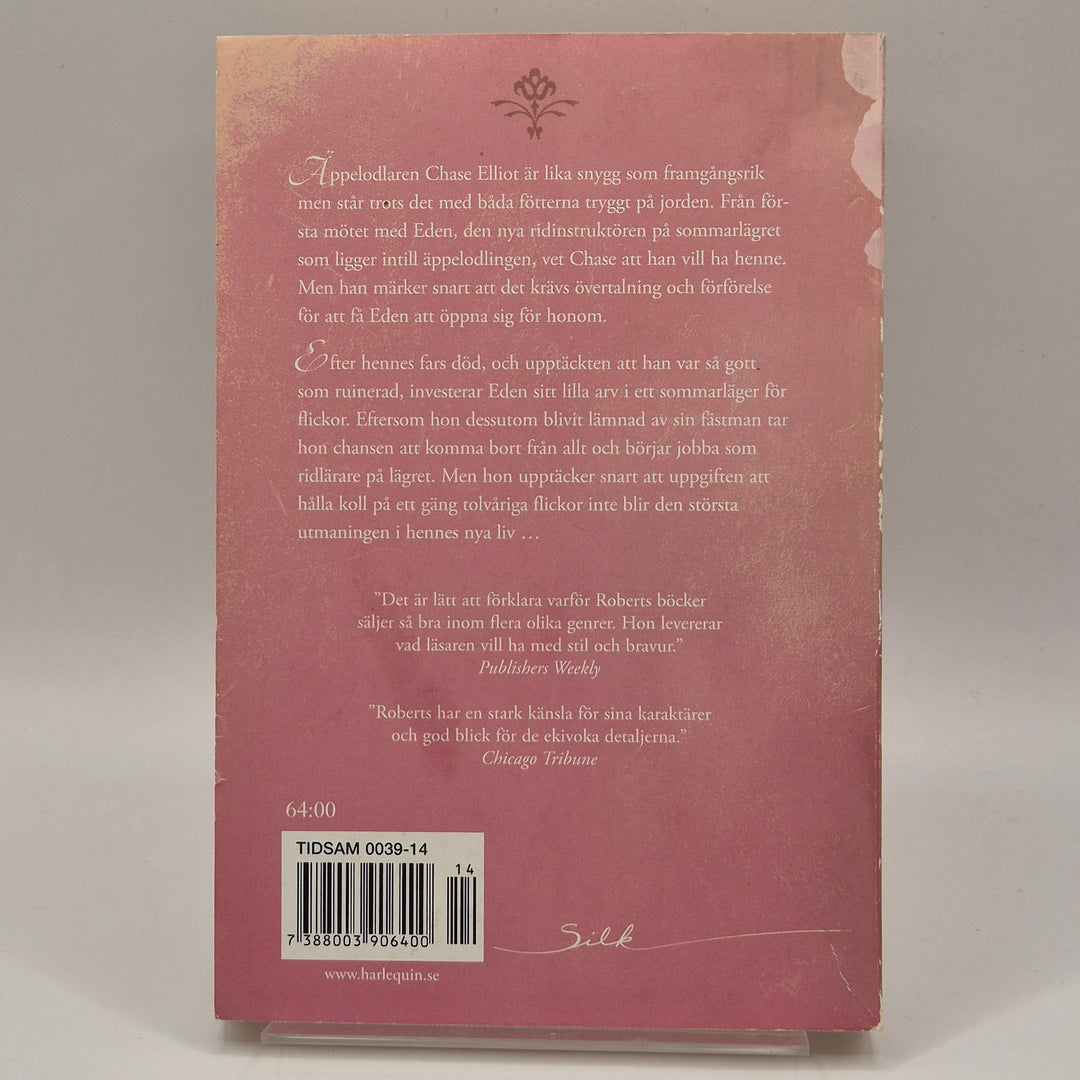 Nora Roberts roman Äppelblom i gott skick