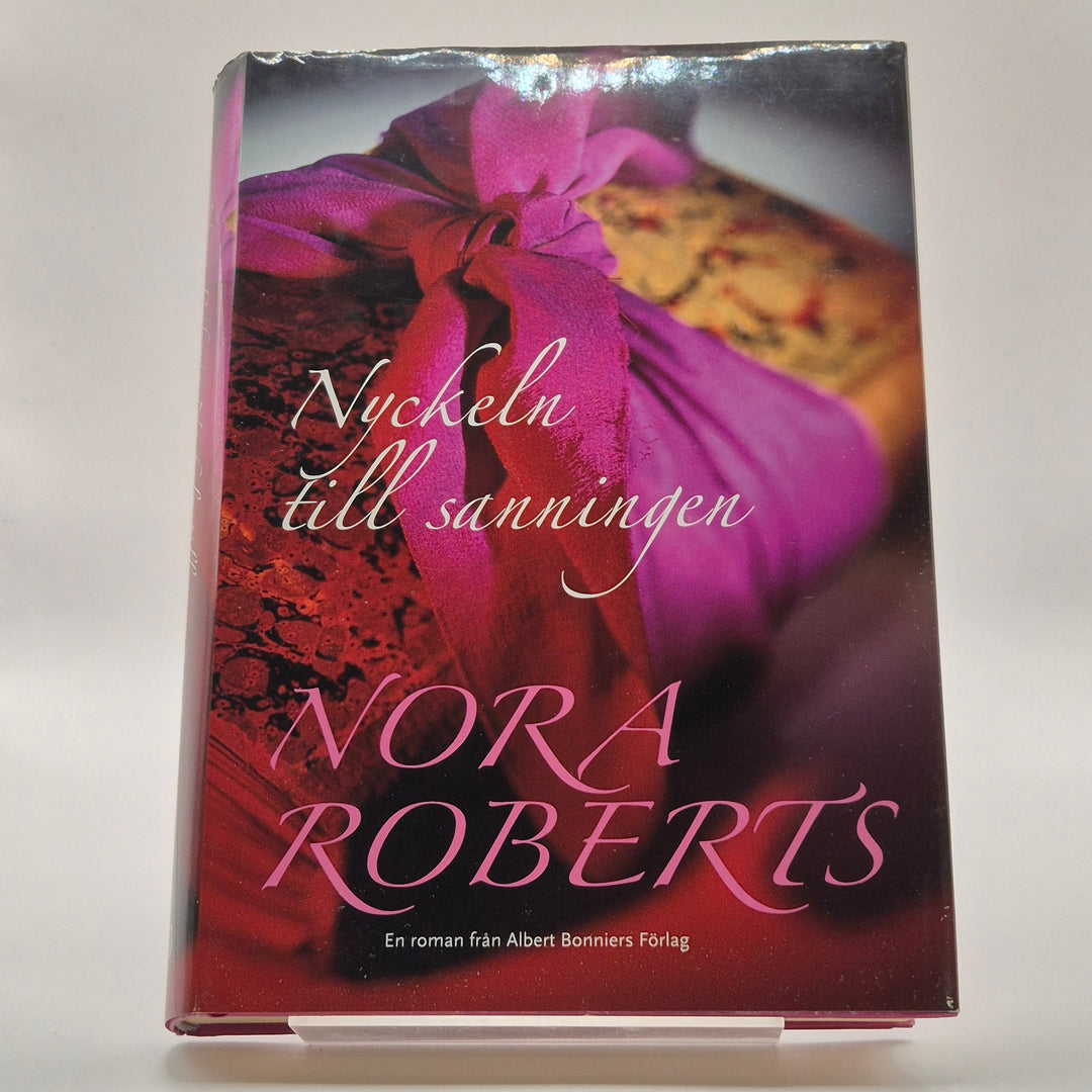Nora Roberts romantisk thrillerbok i gott skick