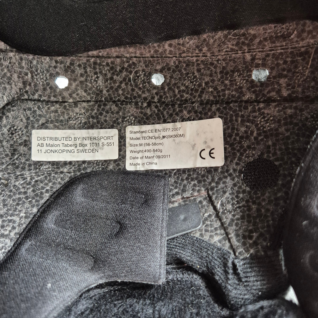 Svart TECNOPRO skidhjälm i gott skick