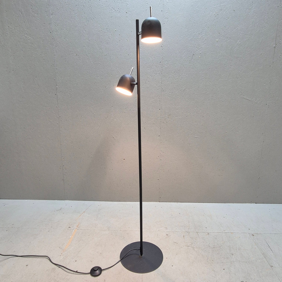 Snygg dubbelarmad golvlampa i svart metal