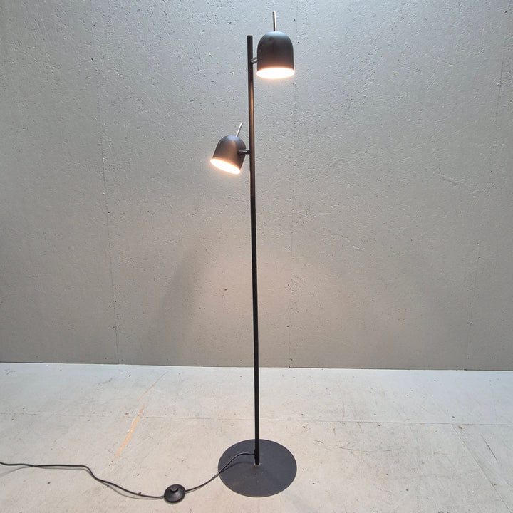 Snygg dubbelarmad golvlampa i svart metal