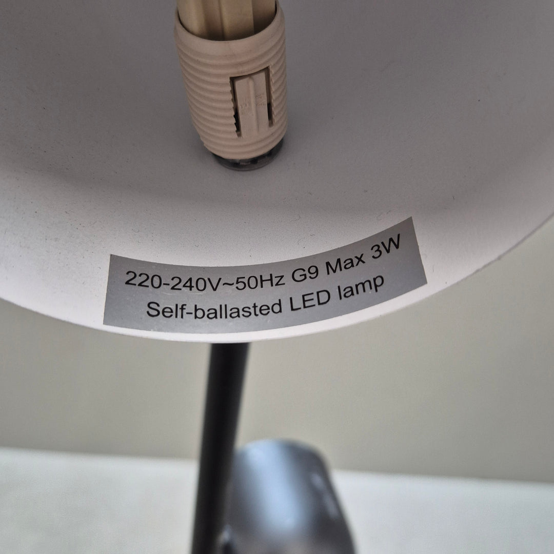 Snygg dubbelarmad golvlampa i svart metal