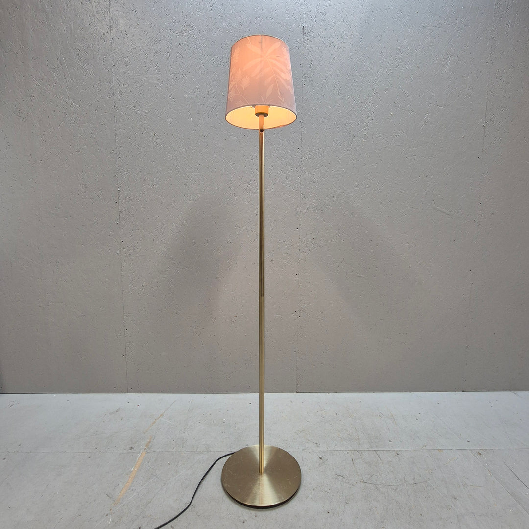 Elegant golvlampa i guld från IKEA