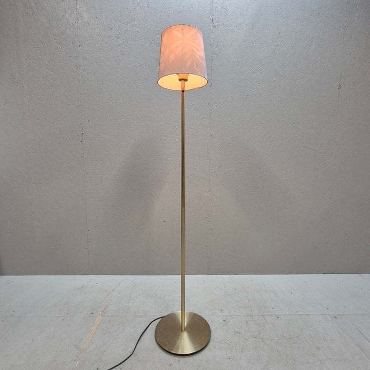 Elegant golvlampa i guld från IKEA