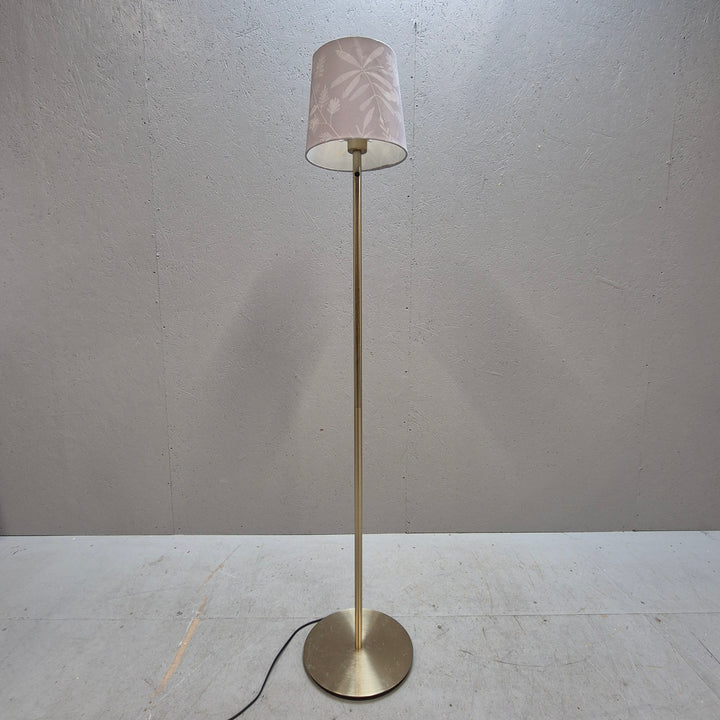Elegant golvlampa i guld från IKEA