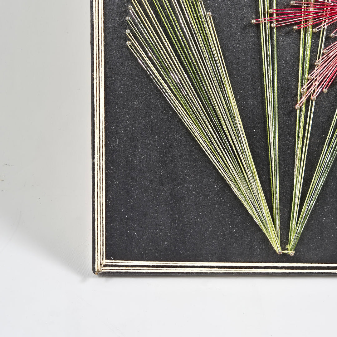 Retro väggpanel i metall med blommor