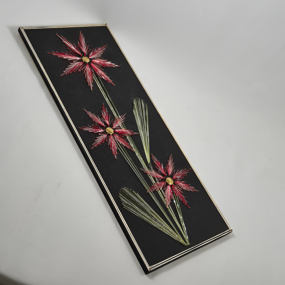 Retro väggpanel i metall med blommor