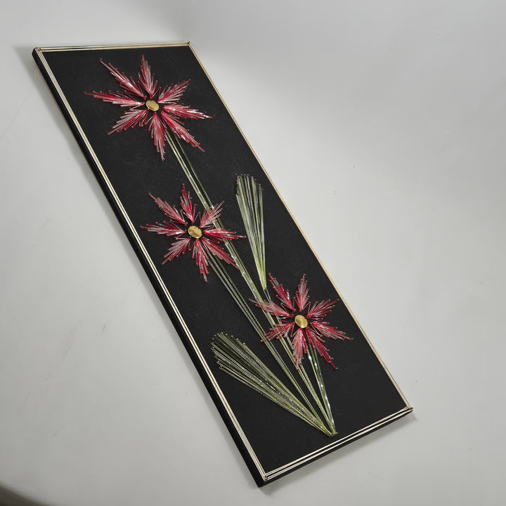Retro väggpanel i metall med blommor