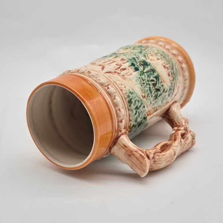 Retro keramikölsejdel med handmålat folklivsmotiv