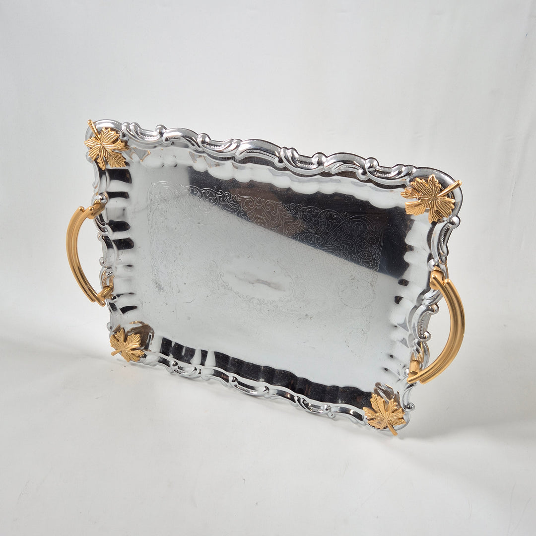 Retro serveringsbricka i metall med gulddetaljer