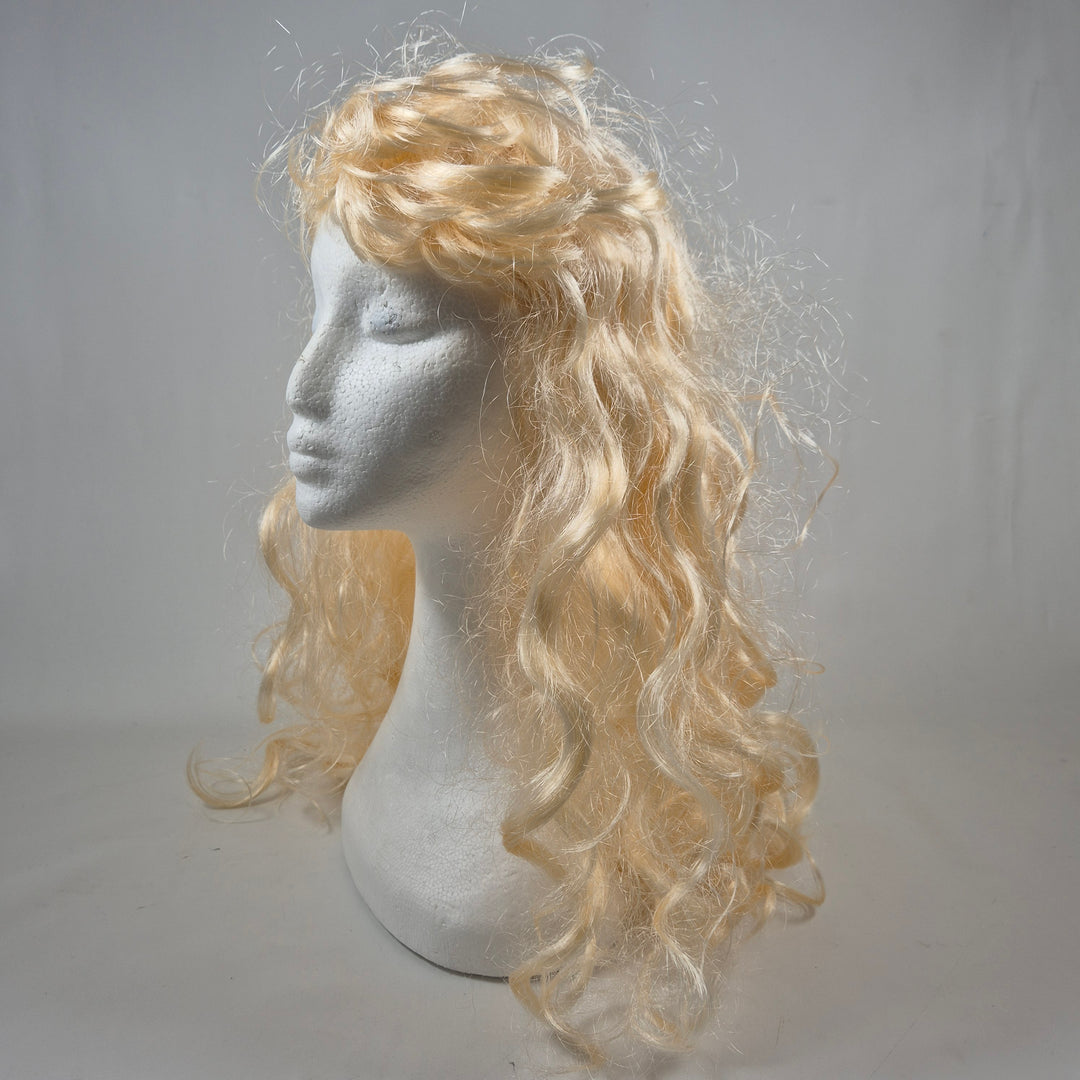 Lång blond syntetperuk i mycket gott skick
