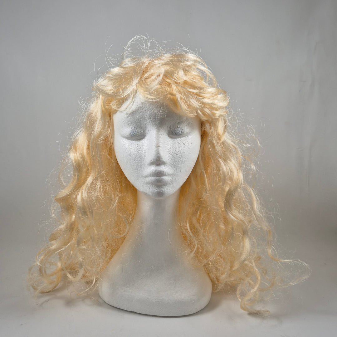 Lång blond syntetperuk i mycket gott skick