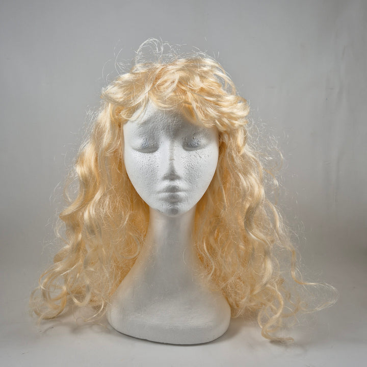 Lång blond syntetperuk i mycket gott skick