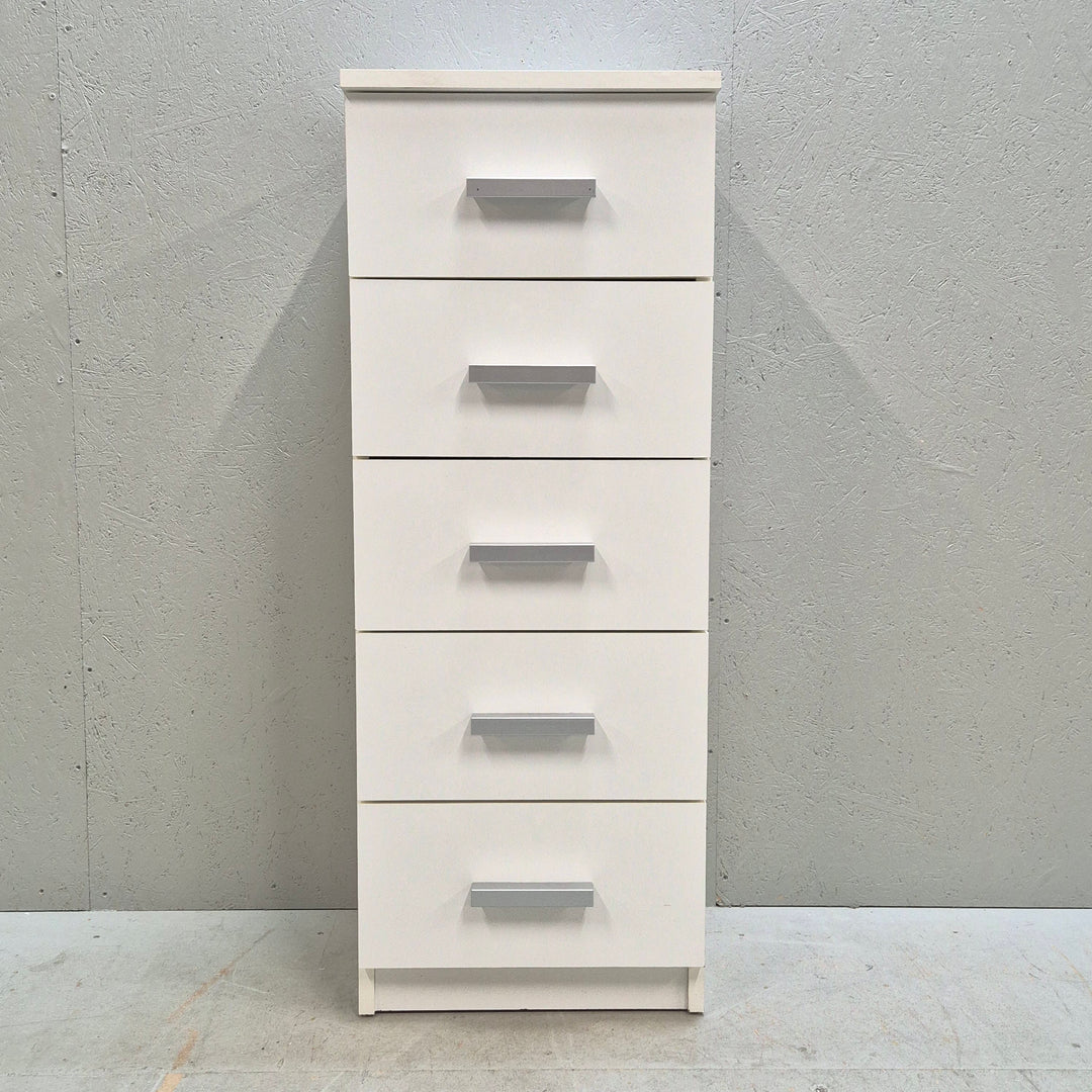 Elegant vit byrå med fem lådor i trä