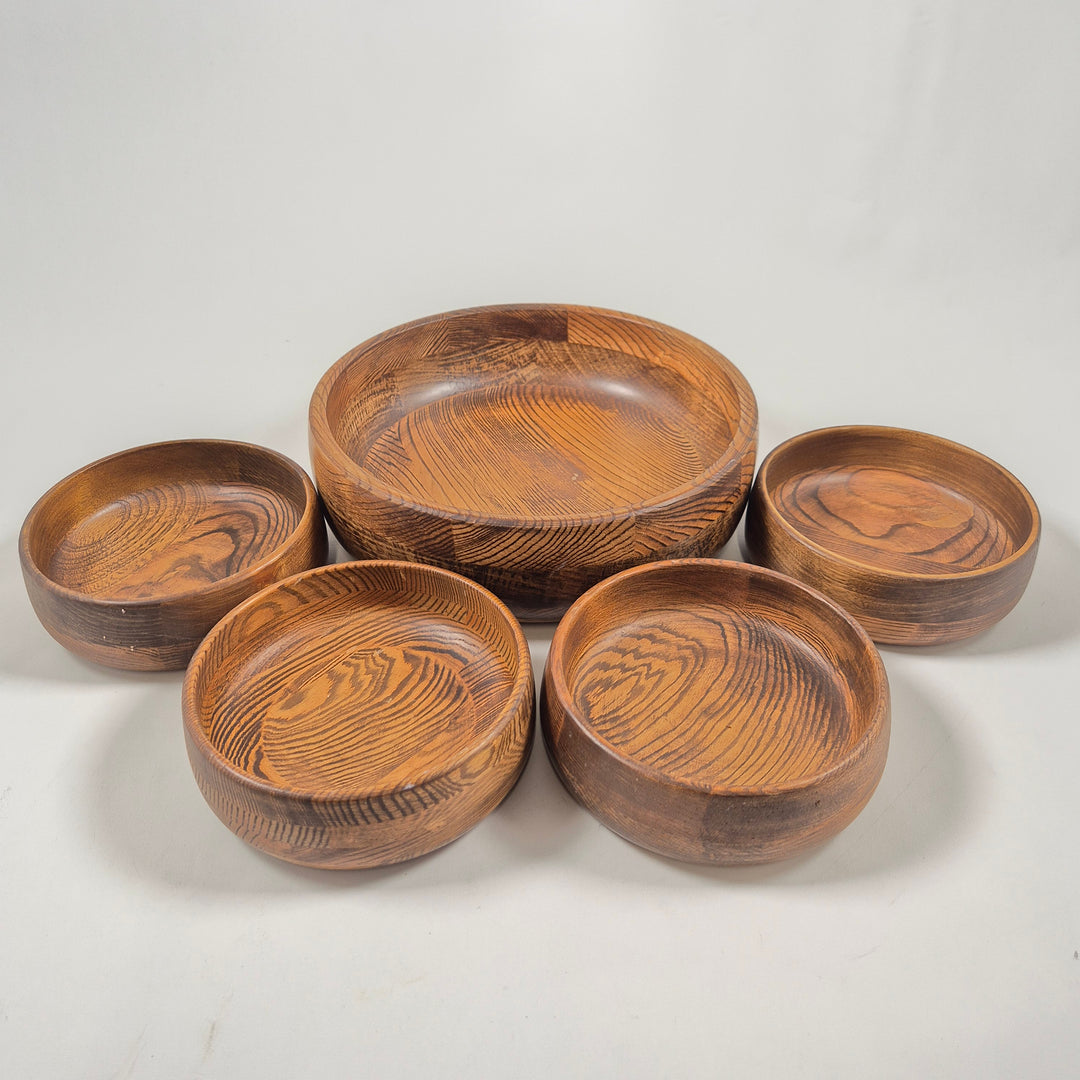 Handgjorda retro träskålar i varierande storlekar