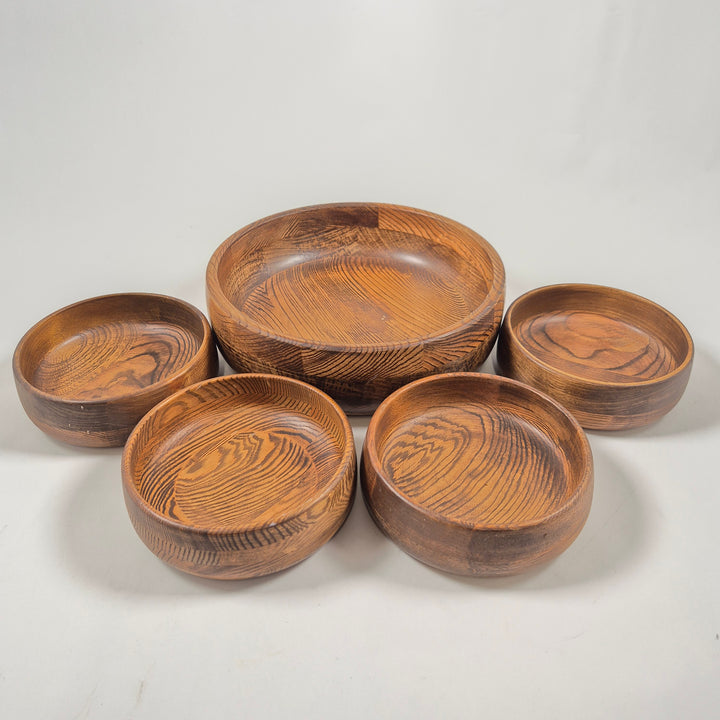 Handgjorda retro träskålar i varierande storlekar