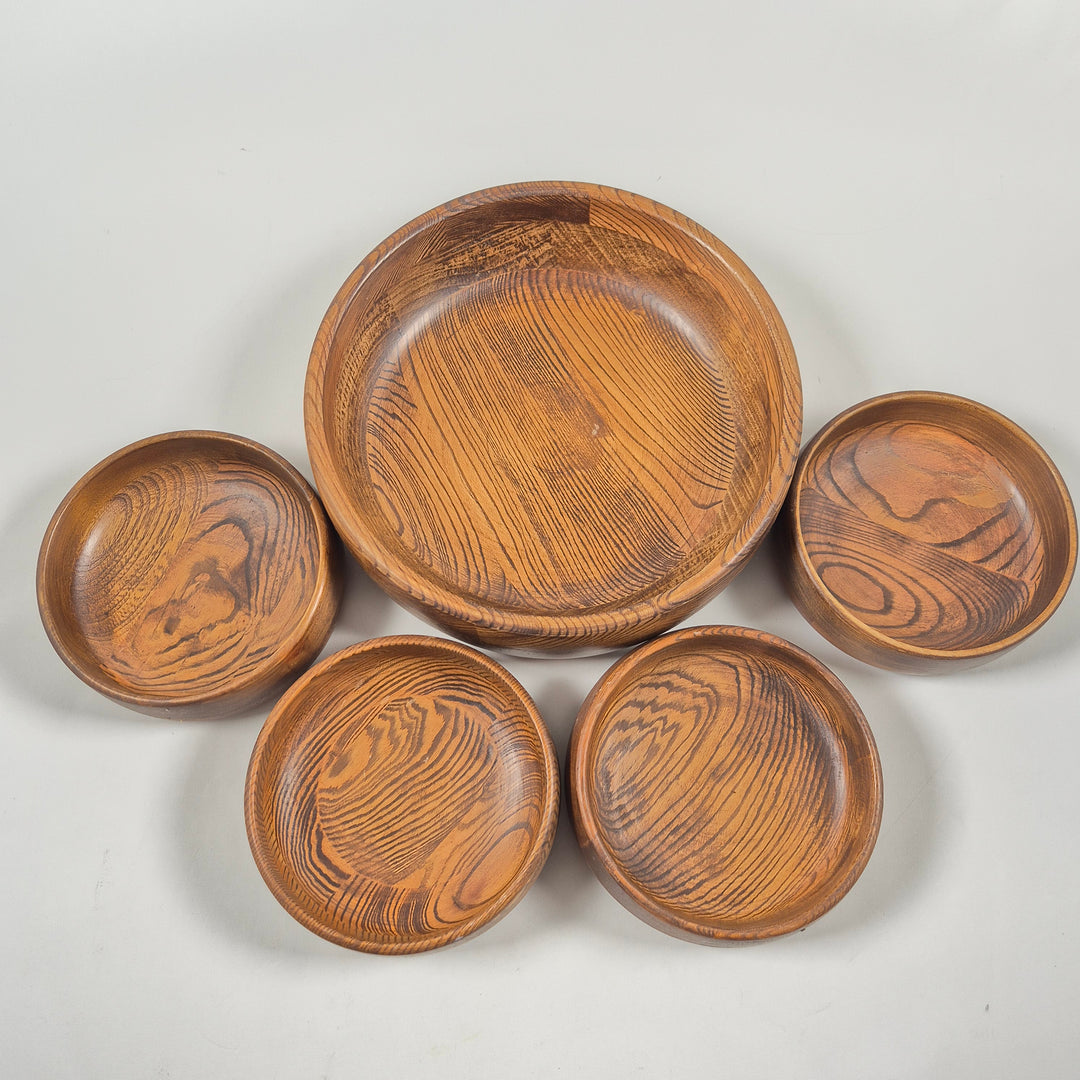 Handgjorda retro träskålar i varierande storlekar