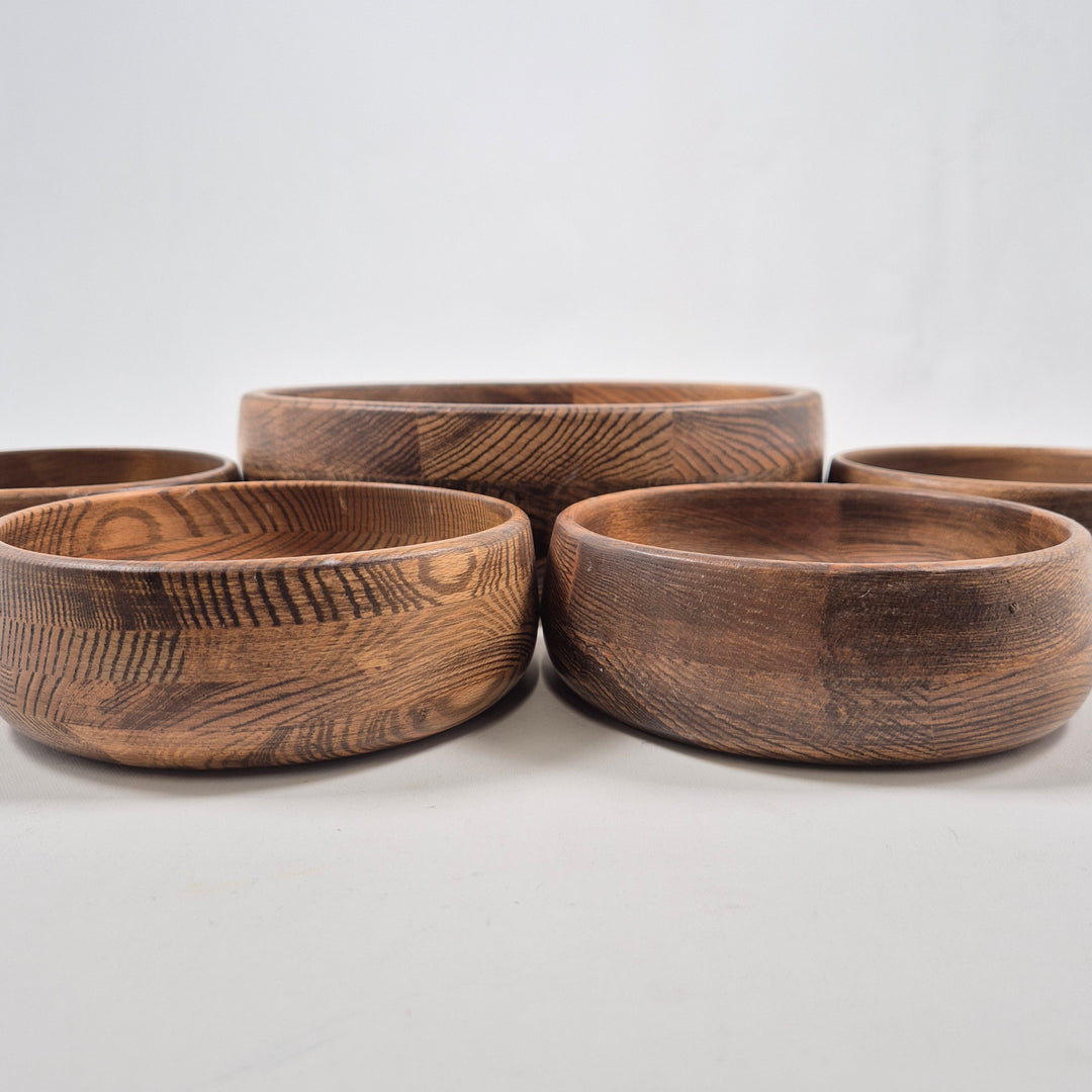 Handgjorda retro träskålar i varierande storlekar