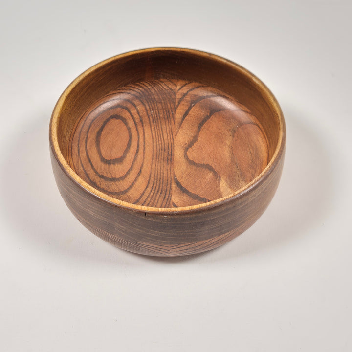 Handgjorda retro träskålar i varierande storlekar