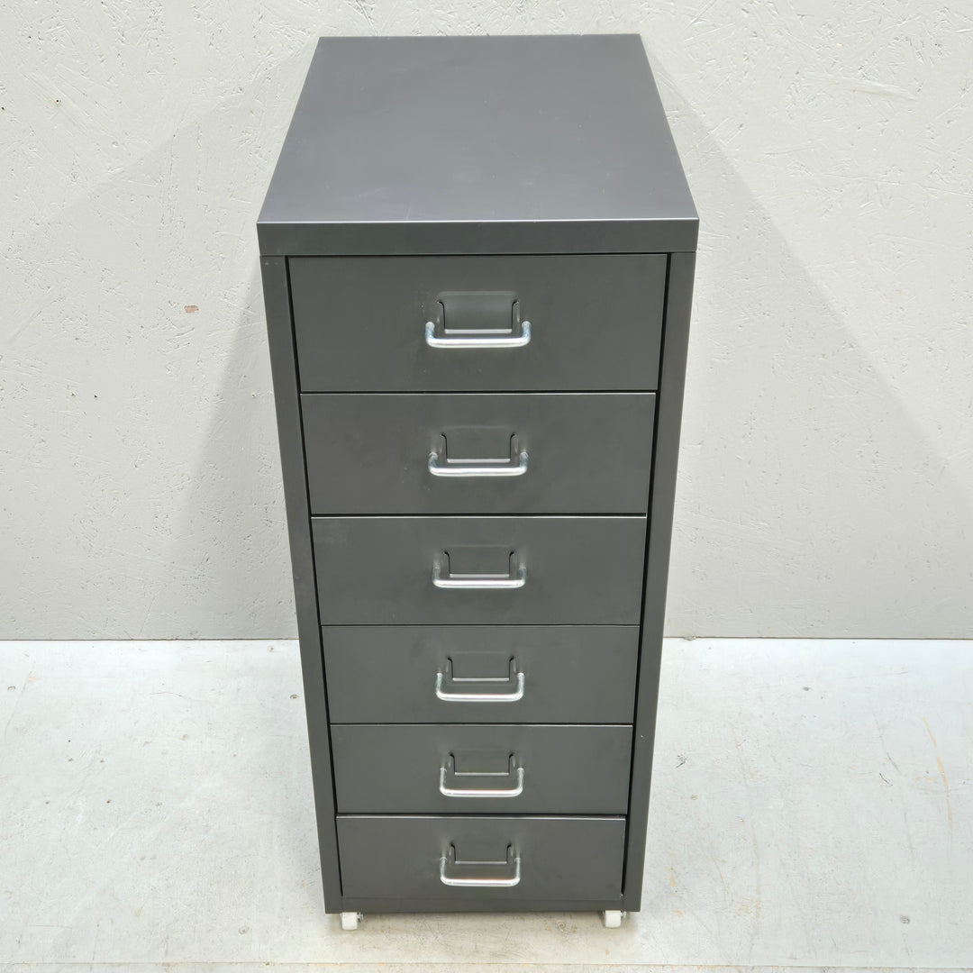 Modern förvaringslåda i metall med 5 lådor