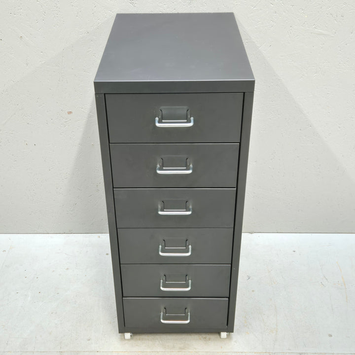 Modern förvaringslåda i metall med 5 lådor