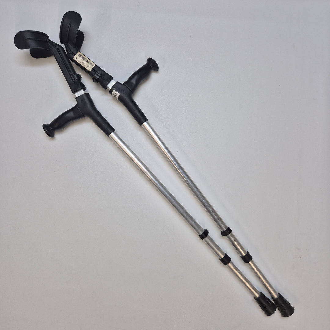 Justerbara lättmetallkryckor i toppskick