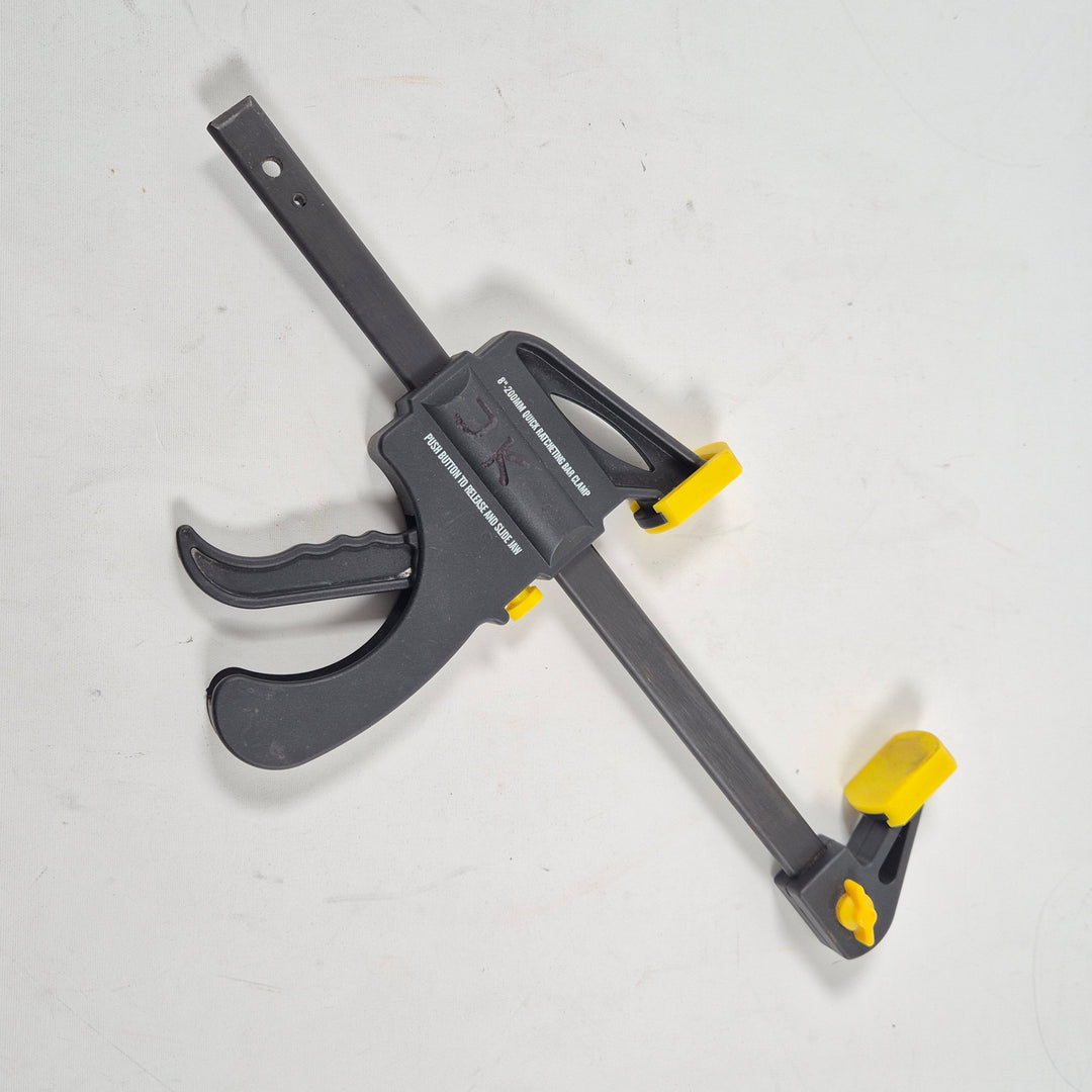 Robust och pålitlig skruvklämma i plast och metall