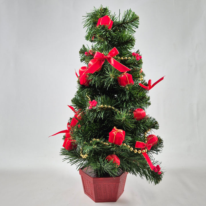 Charmig konstgjord julgran med dekorationer