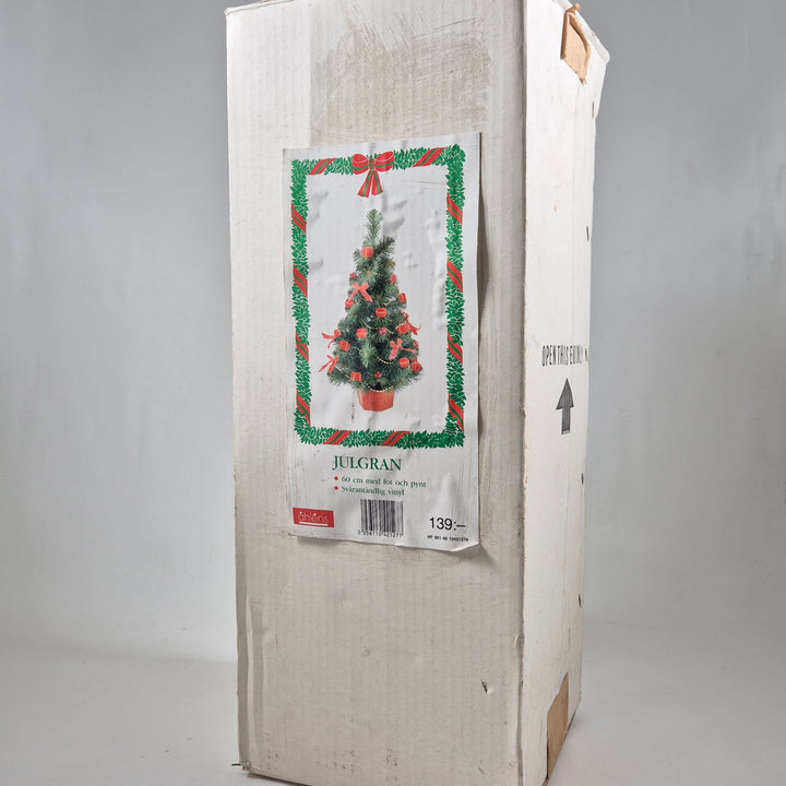 Charmig konstgjord julgran med dekorationer