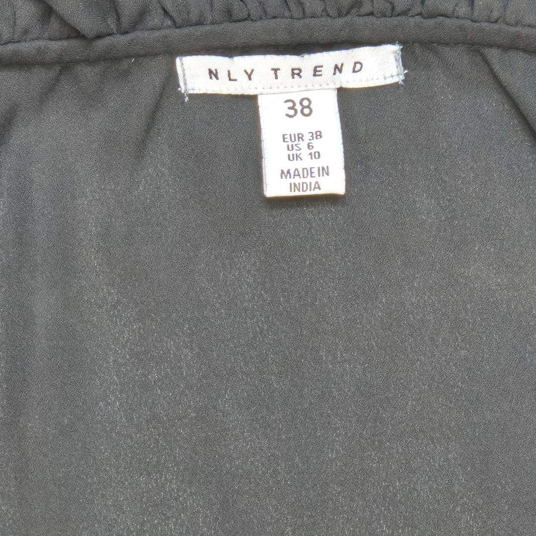 Elegant svart klänning med rynk från NLY Trend