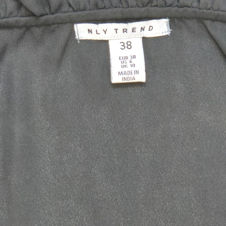 Elegant svart klänning med rynk från NLY Trend