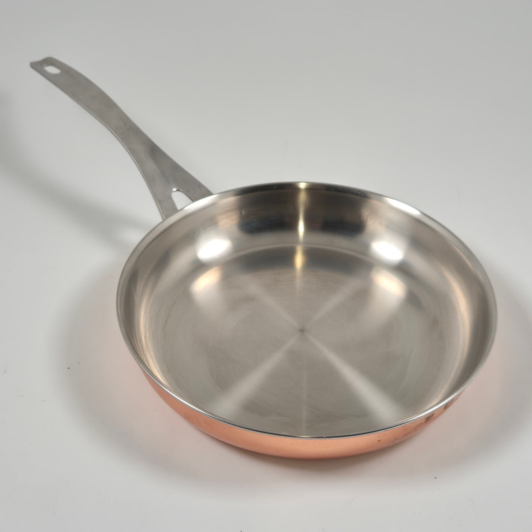 Elegant kopparstekpanna med rostfritt stålskaft