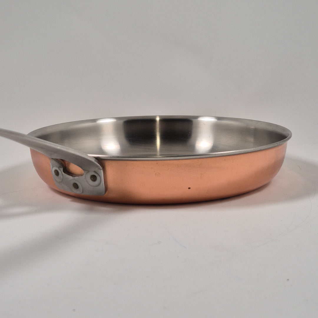Elegant kopparstekpanna med rostfritt stålskaft