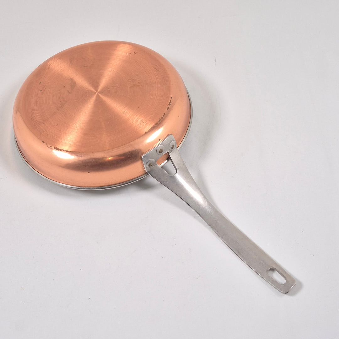 Elegant kopparstekpanna med rostfritt stålskaft