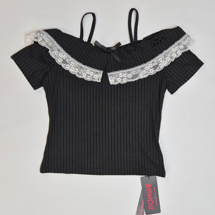 Elegant svart blus med spetsdetaljer från Romwe