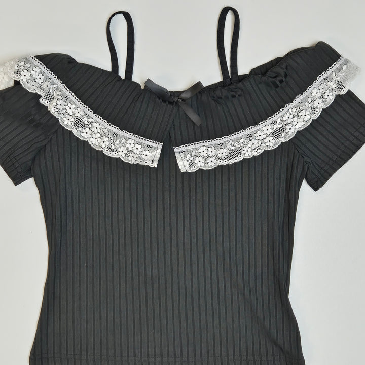 Elegant svart blus med spetsdetaljer från Romwe