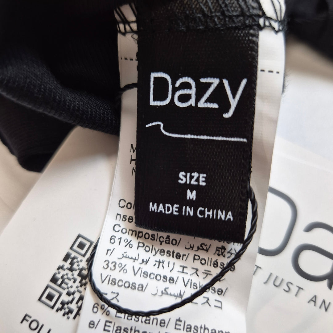 Svart T-shirt från Dazy storlek M