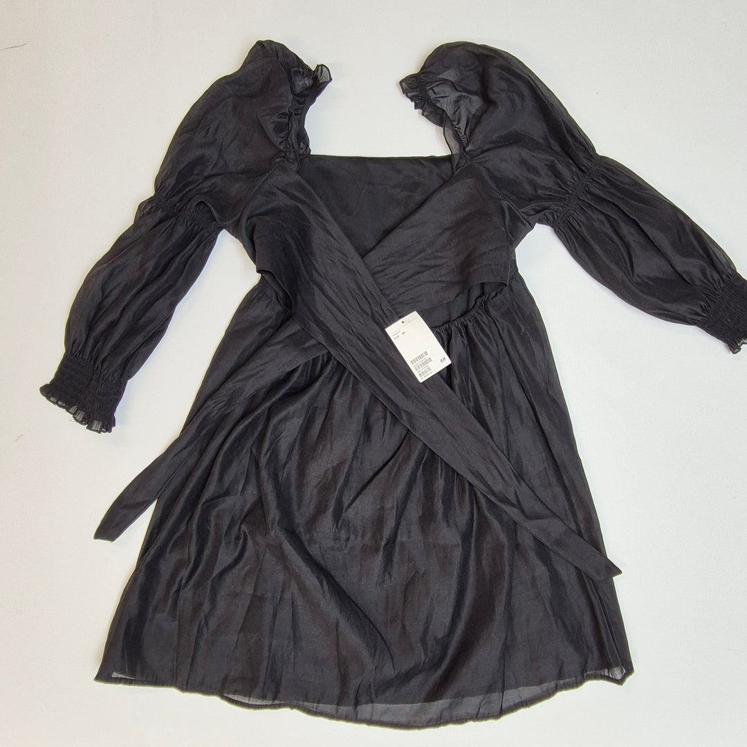 Elegant svart klänning med puffärmar från H&M/ Ny