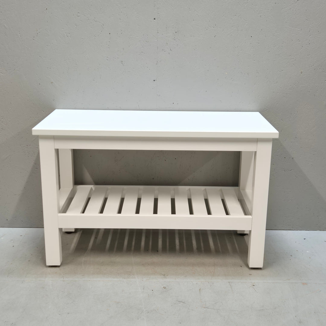 Minimalistisk vit bänk med förvaringshylla