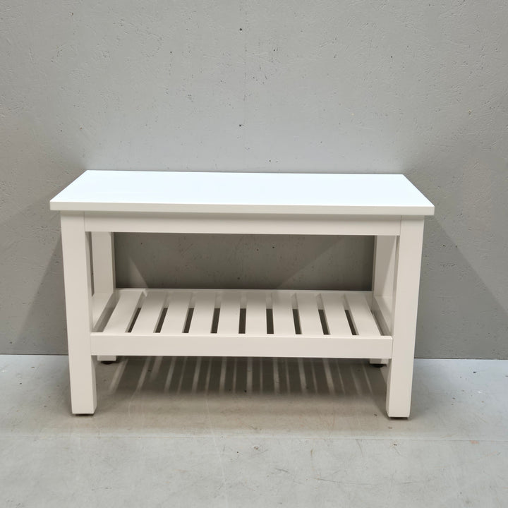 Minimalistisk vit bänk med förvaringshylla