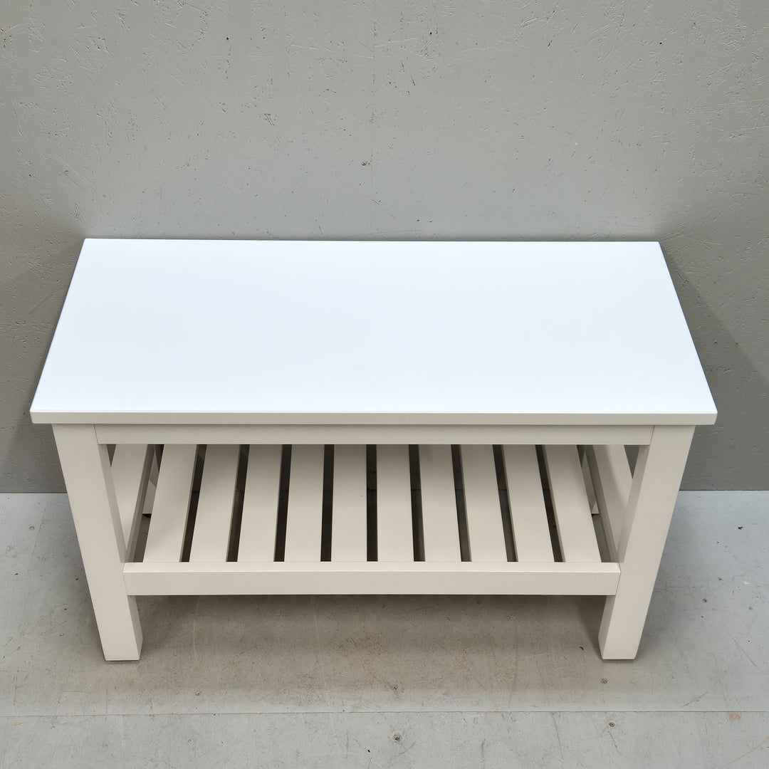 Minimalistisk vit bänk med förvaringshylla