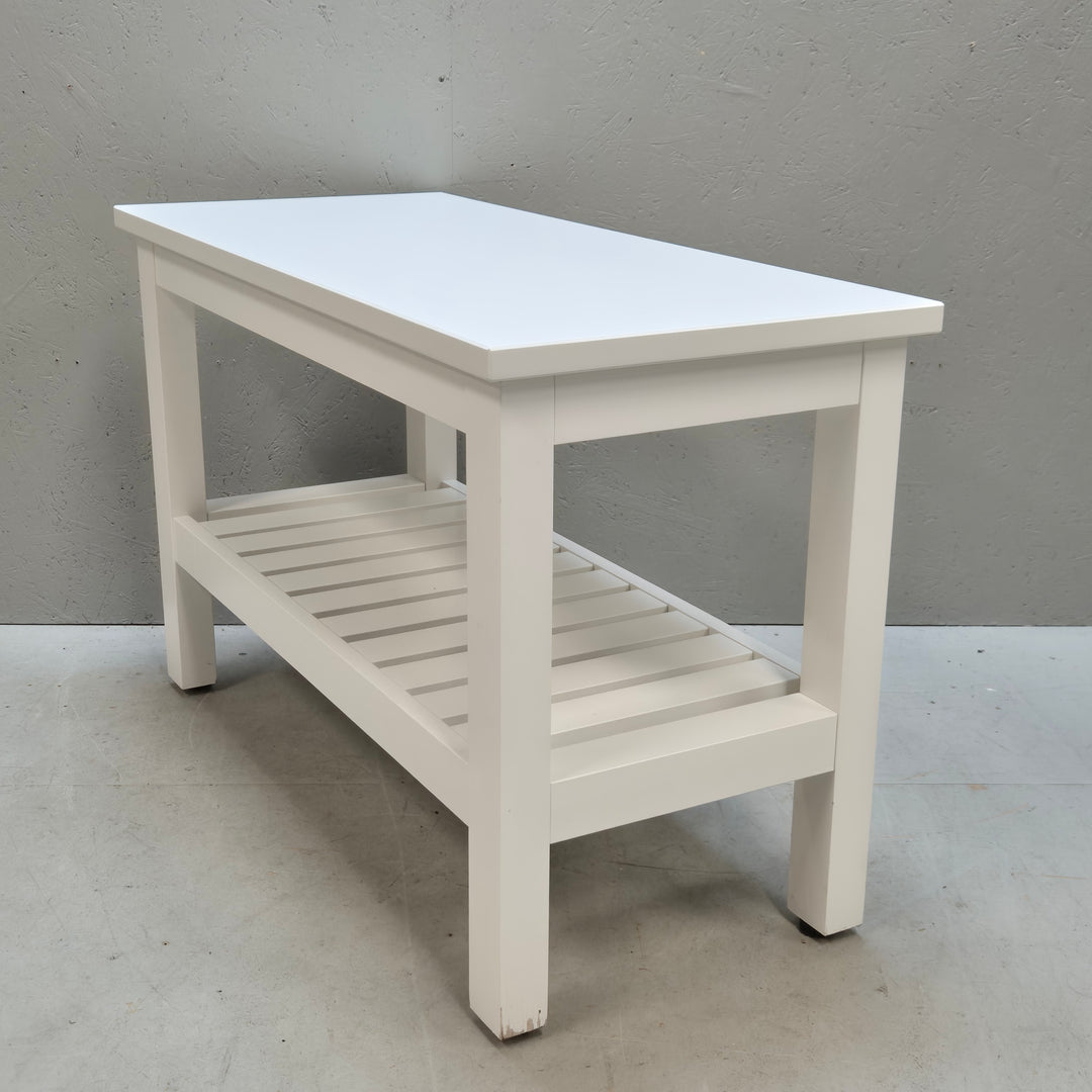 Minimalistisk vit bänk med förvaringshylla