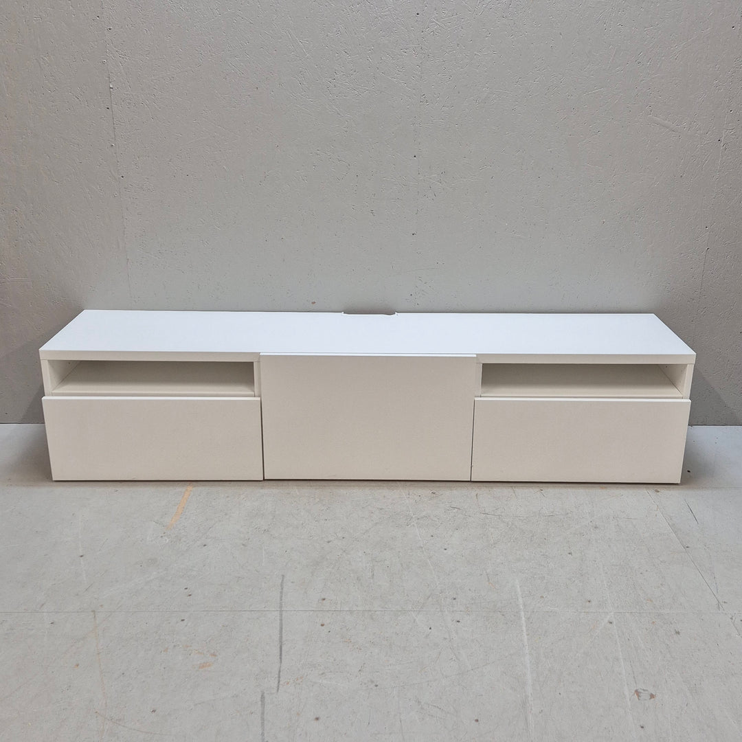 Modern vit tv-bänk med rymlig förvaring
