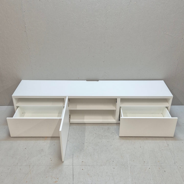 Modern vit tv-bänk med rymlig förvaring