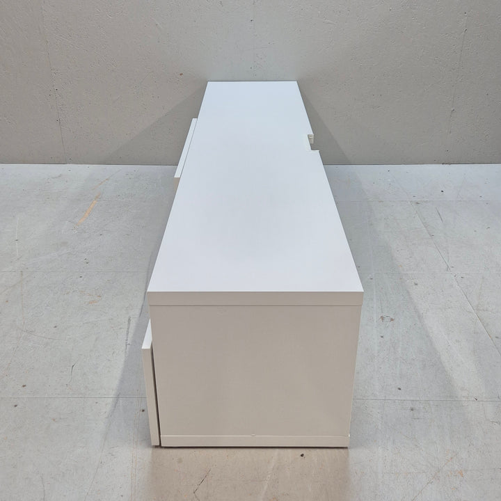 Modern vit tv-bänk med rymlig förvaring